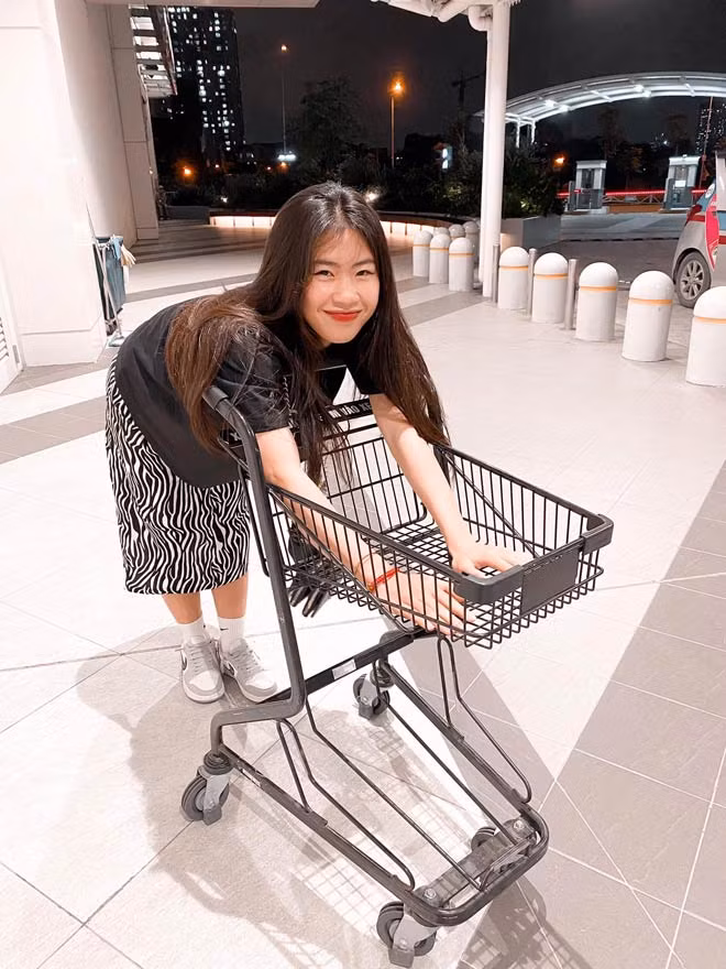 Đời thường cô nàng gây thương nhớ với ngoại hình xinh xắn, dịu dàng.