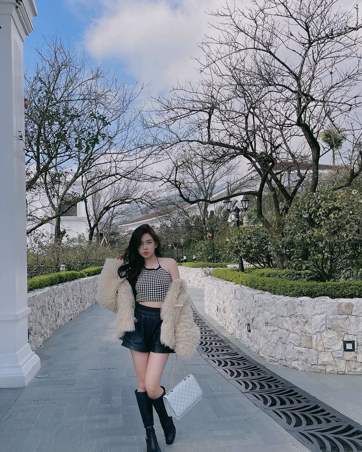 Bên cạnh vai trò là mẫu lookbook cho các cửa hàng thời trang, Khánh Ngọc cũng nhận quảng cáo cho nhiều nhãn hàng trên trang cá nhân nhằm cải thiện thu nhập hàng tháng.
