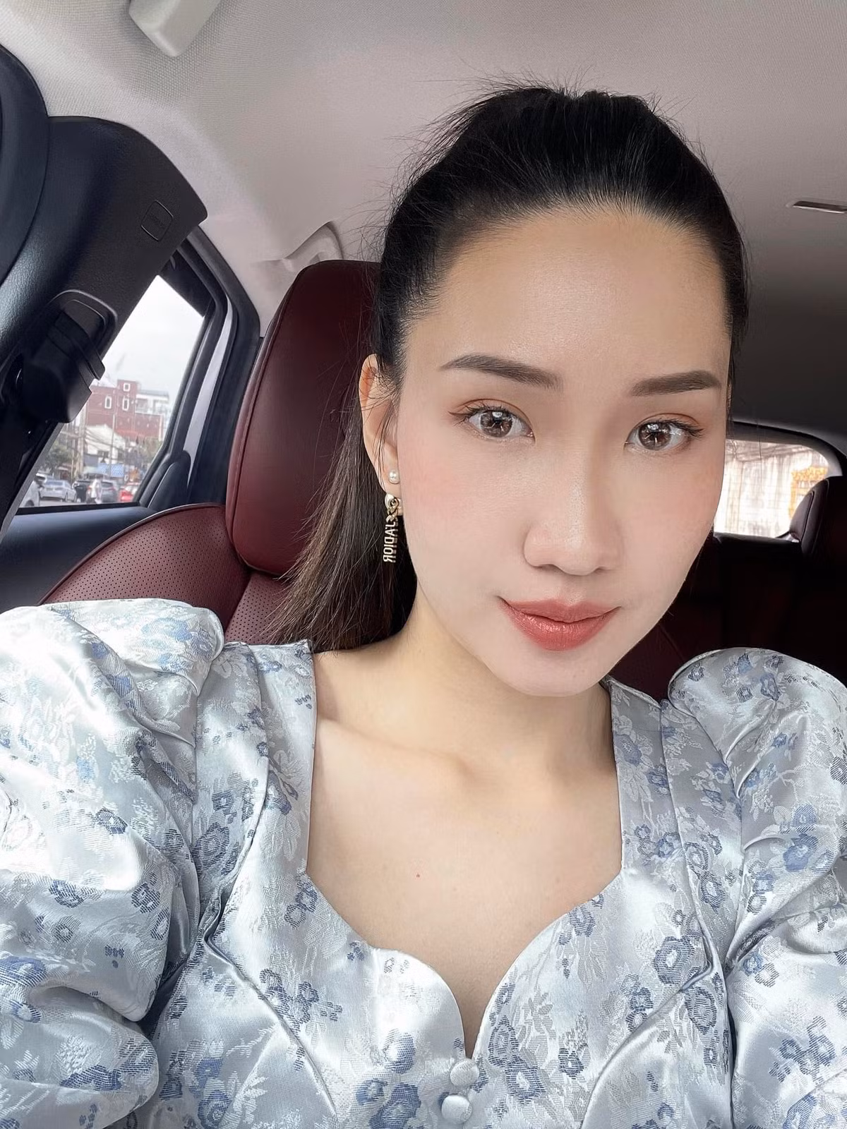 Cô hiện đang là gương mặt nổi tiếng trong cộng đồng nhan sắc Lào.