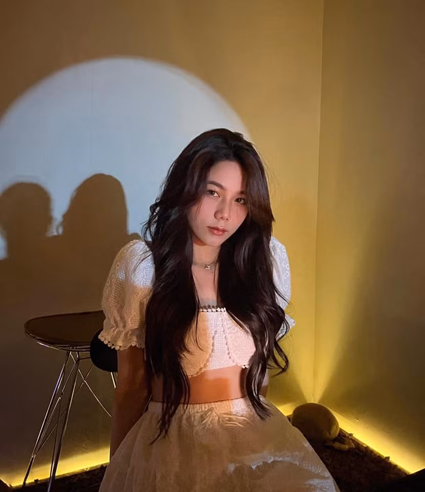 Ngoài những shoot hình diện đồng phục đẹp như tranh, ở ngoài đời Thúy Hằng ưa chuộng thời trang gợi cảm.