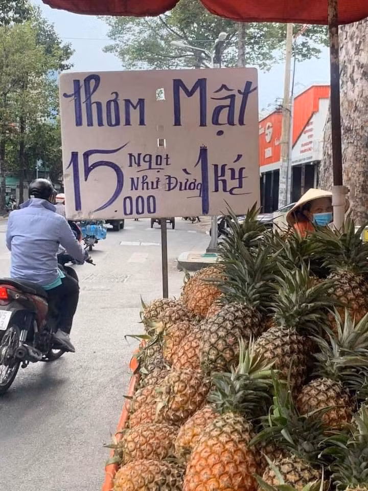 Tuy nhiên khi đến gần và nhìn kỹ thì vị khách này mới "tá hỏa" khi thấy phía trên đầu số 1 to bự là chữ "nửa" viết tay bé tí, bé tới nỗi phải căng mắt đọc mới thấy.