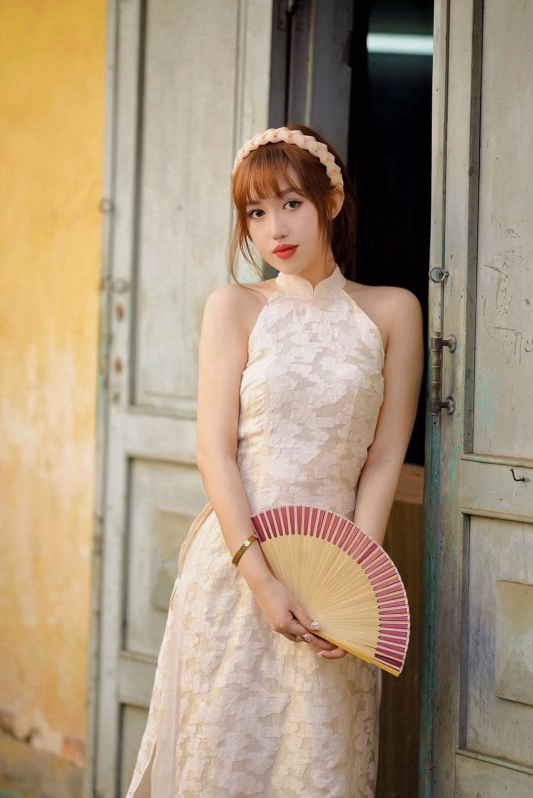 Trúc Quỳnh là sinh viên ngành Ngôn ngữ Anh tại trường Đại học Nguyễn Tất Thành. Ngoài ra, cô nàng còn học thêm về thanh nhạc.
