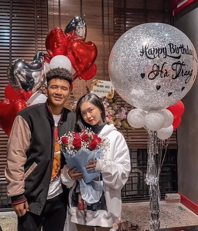 Theo tìm hiểu, Hà Trang theo học tại Đại học Mỹ thuật Việt Nam. Ngoài "cái danh" là bạn gái cầu thủ nổi tiếng, nữ sinh này cũng cực hút fans nhờ ngoại hình xinh xắn và gu thời trang hiện đại.