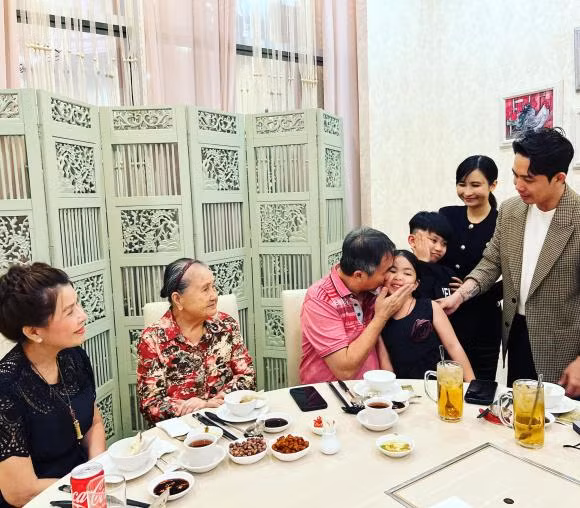 Cả gia đình chụp ảnh vui vẻ trong tiệc sinh nhật dù trước đó Mina Phạm và con riêng của chồng từng vướng tin đồn bất hòa.