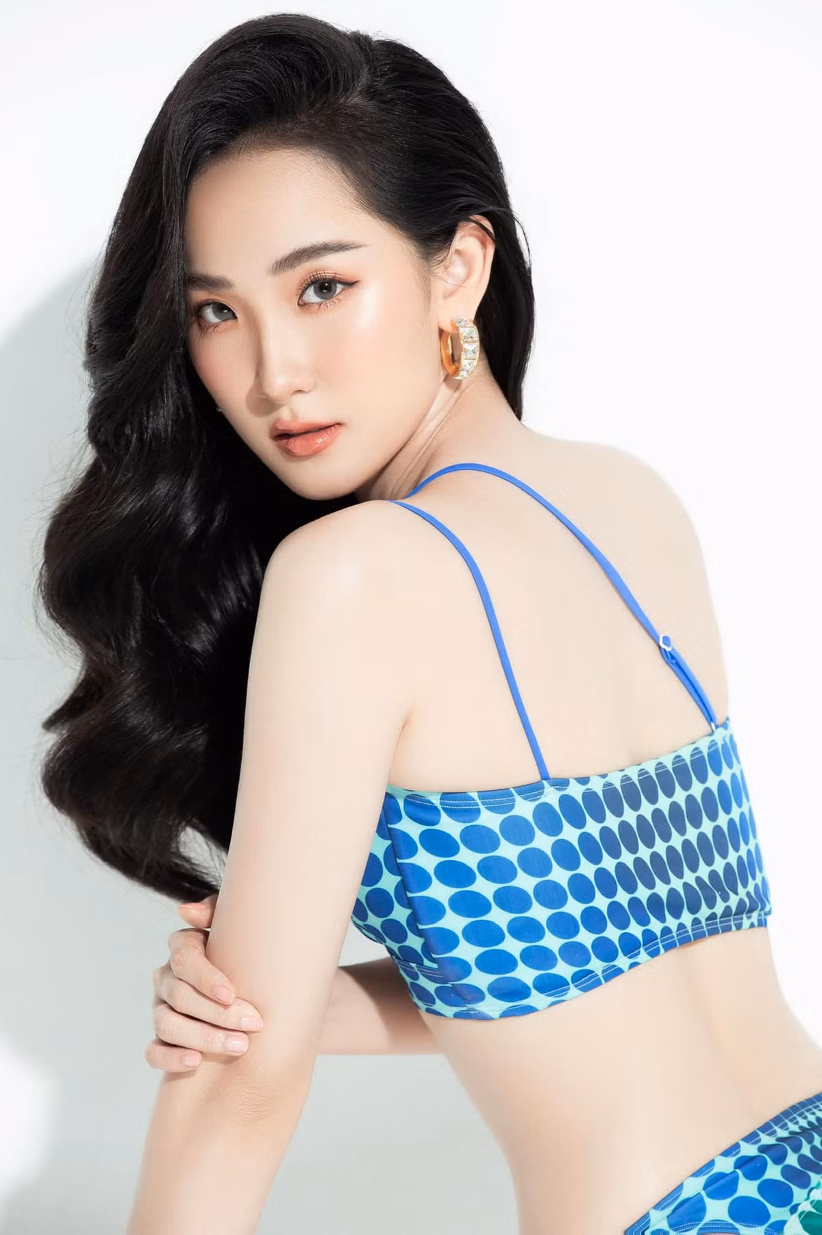 Cẩm Nhi từng chia sẻ, cô sẽ nói không với "dao kéo" và cảm thấy khá hài lòng về cơ thể hiện tại của mình, dù còn nhiều khuyết điểm.
