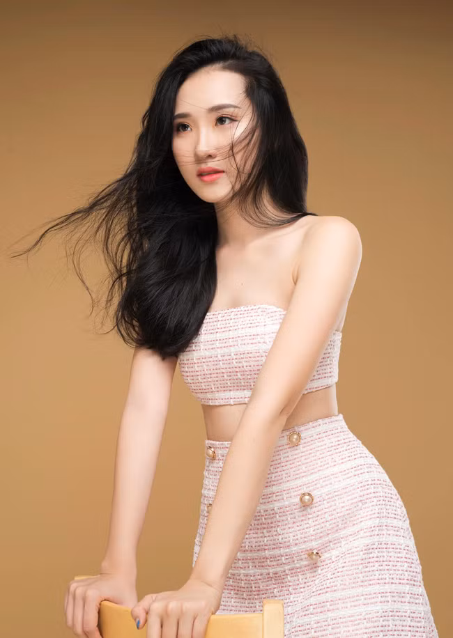 Cơ thể mềm mại của Phan Cẩm Nhi được cô phô trọn qua cách pose dáng cực cuốn hút. Ảnh: FBNV