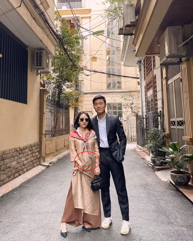 Trong ảnh, chàng cầu thủ mặc áo sơ mi trắng và vest bảnh bao còn bà xã lại lựa chọn mặc áo dài. Đáng chú ý hơn, Nhuệ Giang đã để lộ vòng 2 lùm lùm trong hình ảnh này.