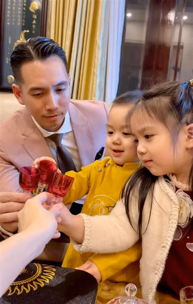 Nhìn qua có thể thấy, căn nhà vợ chồng Tú Linh đang sinh sống khá rộng rãi, bề thế.