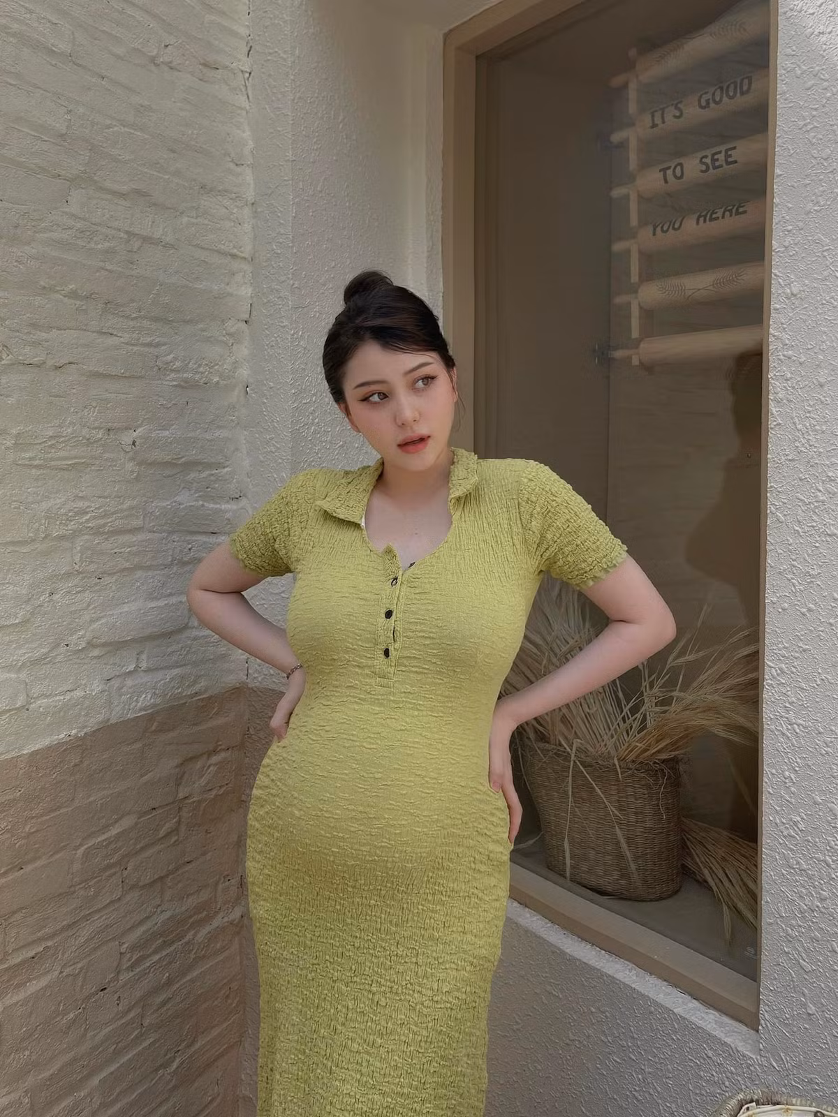 Trước đó, nàng hot girl chưa hề lộ bất cứ tin đồn yêu đương nào. Danh tính bố đứa trẻ cũng được giấu kín khiến netizen càng tò mò hơn.