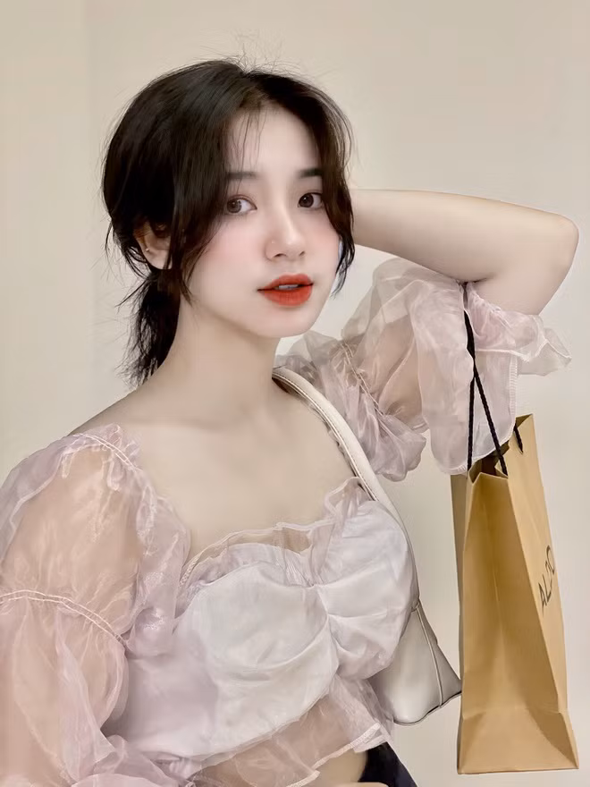 Nét đẹp sắc sảo, cuốn hút bao ánh nhìn của nữ sinh Hà thành Hồng Sang.