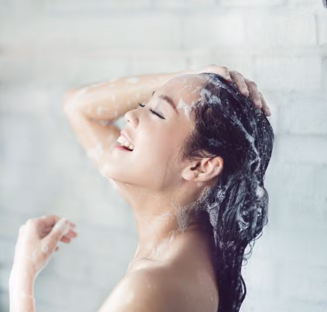 Việc làm mát tóc cực đơn giản nhưng mang lại hiệu quả đáng kể (ảnh minh họa)