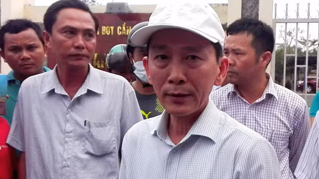 Ông Võ Thành Thống - Chủ tịch UBND TP Cần Thơ, đến giải quyết tại điểm nóng BOT Cái Răng trưa 4/1 - Ảnh: HỒNG DÂN