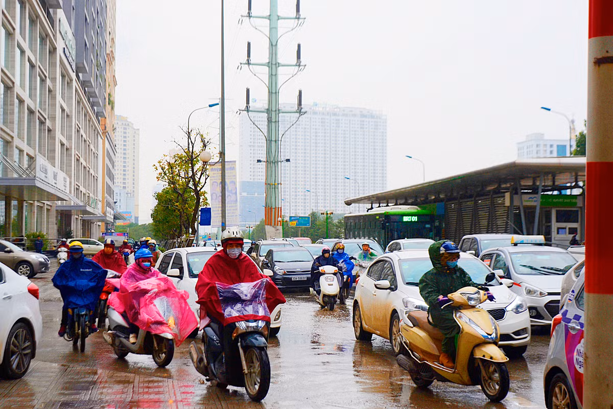 Thậm chí, có những lúc người dân phải phi xe lên vỉa hè để cố gắng thoát khỏi "điểm đen" ùn tắc.