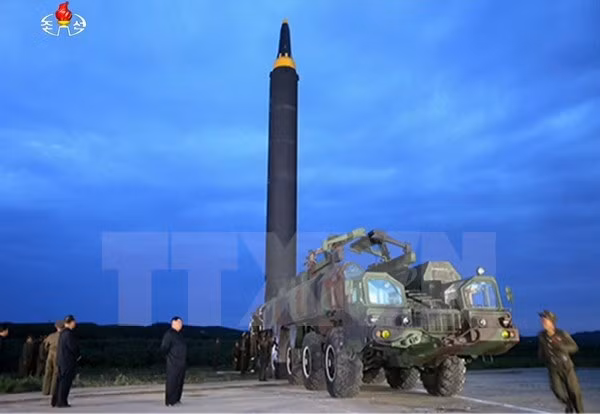 Nhà lãnh đạo Triều Tiên Kim Jong-un (giữa) theo dõi công tác chuẩn bị cho vụ phóng thử tên lửa đạn đạo tầm trung Hwasong-12 tại sân bay Sunan ở Bình Nhưỡng ngày 29/8/2017. (Nguồn: YONHAP/TTXVN)