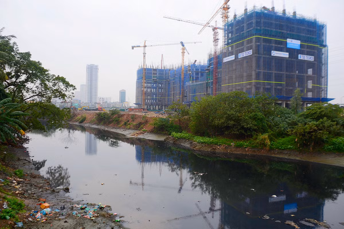 Không chỉ vấn nạn tắc đường, ngay mặt sau của chung cư hiện đại Roman Plaza là dòng sông Nhuệ đen ngòm, bốc mùi hôi thối.