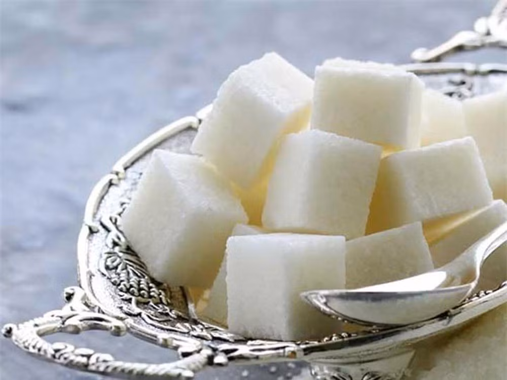 Trên thị trường, có rất nhiều sản phẩm có chứa một lượng đường lớn. Lượng đường quá mức dẫn tới tăng cân và tăng lượng calo dư thừa. Đối với những người đang bị cao huyết áp, những thứ này là một trong những lý do làm tăng huyết áp trong cơ thể.
