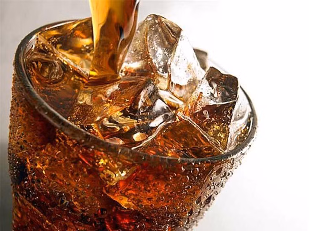 Nước giải khát: Nhiều người trong số chúng ta thích uống nước giải khát vì hương vị của nó. Nhưng nước giải khát có chứa ga, và cũng chứa một lượng đường cao trong đó. Dùng đồ uống này kéo dài dẫn đến béo phì và sau đó làm tăng mức huyết áp. Hạn chế tiêu dùng nước giải khát và thay vào đó có một số nước trái cây tươi mà không có đường để có sức khỏe tốt hơn.