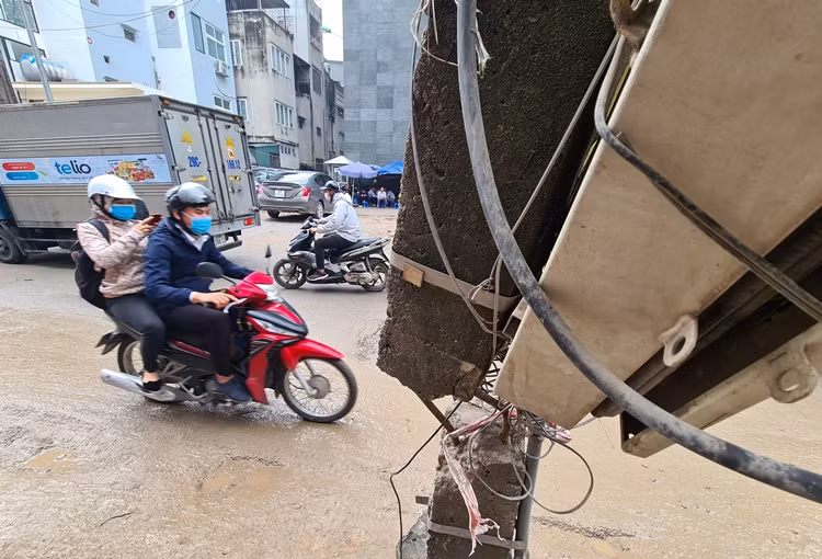 Cột điện gãy “trơ” khung sắt, có thể đổ đè người đường bất cứ lúc nào.