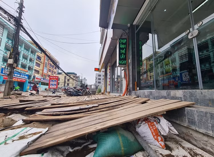 Không chỉ người đi đường, những người dân sống dọc hai bên tuyến phố Vũ Trọng Phụng cũng đang bị ảnh hưởng rất lớn bởi dự án rùa bò.