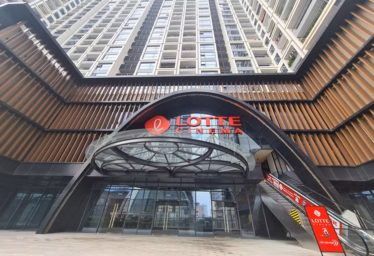 Ghi nhận của PV chiều ngày 25/11 cho thấy, ngoài việc “lùa” dân vào ở trái quy định, dự án Hinode City của Vietracimex còn đang cho Lotte Cinema - chuỗi rạp chiếu phim tại Việt Nam thuê tầng 2, tòa Sachi để phục vụ hoạt động kinh doanh.