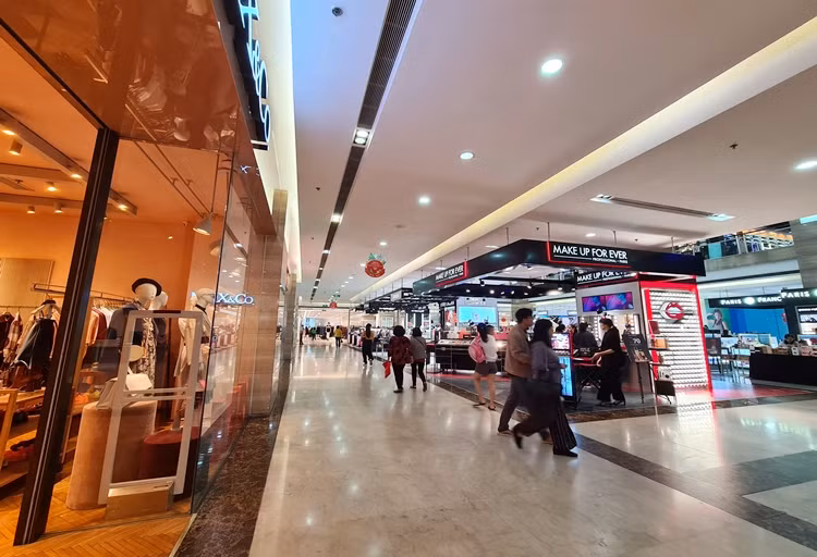 Hà Nội: Black Friday giảm giá kịch sàn, khách ghé mua lẻ tẻ Ha Noi: Black Friday giam gia kich san, khach ghe mua le te