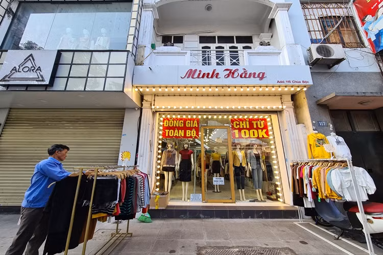 Cửa hàng này đồng bộ giá cho tất cả các sản phẩm chỉ từ 100 nghìn đồng. Tuy nhiên, theo quan sát của PV cũng chả mấy khách ghé vào.