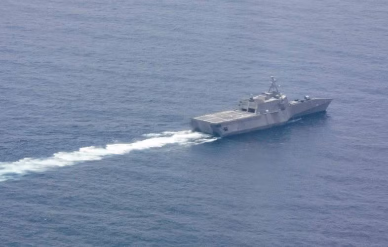 Các hình ảnh được đăng trên website của hải quân Mỹ cho thấy tàu USS Montgomery đã đi qua đảo nhân tạo do Trung Quốc bồi đắp trái phép trên đá Chữ Thập và đá Gạc Ma thuộc chủ quyền của Việt Nam.