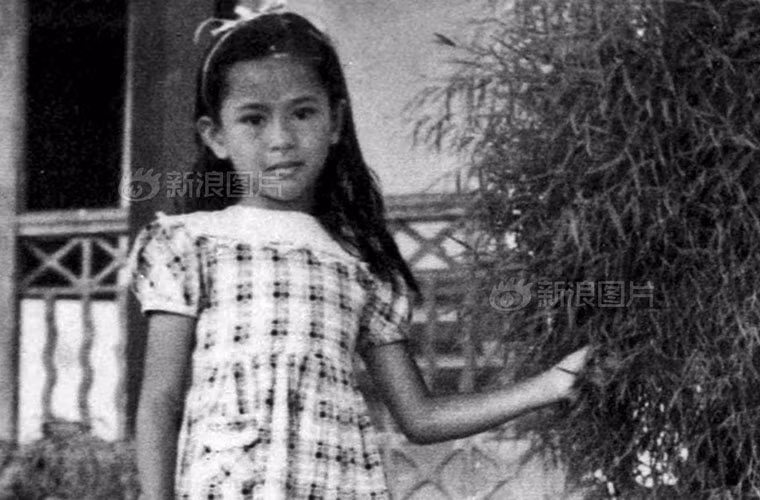 Năm 15 tuổi, cô gái Aung San Suu Kyi sống cùng với mẹ ở Ấn Độ. Ảnh chụp lúc bà còn ở tuổi thiếu nữ.