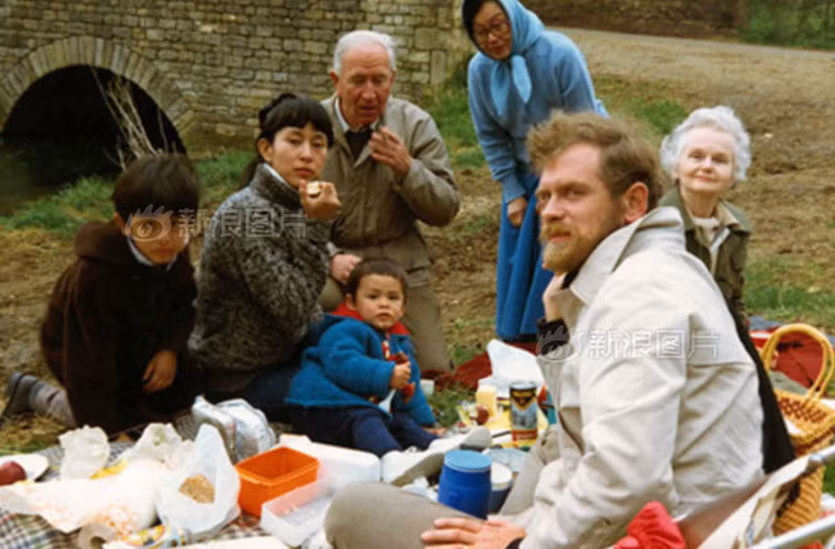 Trong khoảng thời gian 15 năm từ 1973-1988, bà Aung San Suu Kyi ở nhà chăm lo cho gia đình nhỏ. Ảnh: Gia đình bà đi chơi cùng với người thân và bạn bè ở Anh.