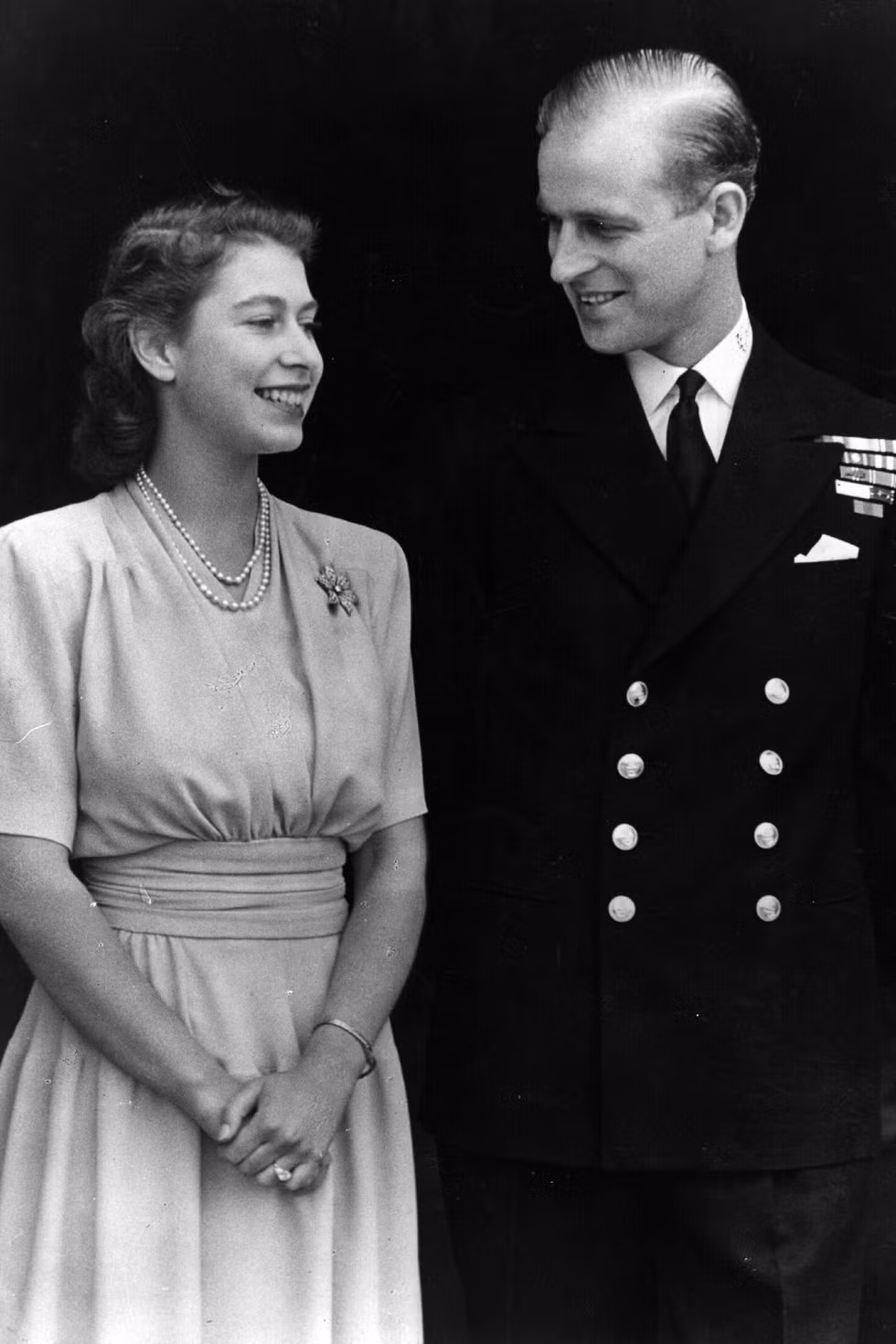 4. Lấy người cùng huyết thống. Khi mới 13 tuổi, Elizabeth II đã phải lòng hoàng tử Philip ngay từ cái nhìn đầu tiên dù giữa họ có họ hàng xa ba đời. Cuộc hôn nhân của bà đã trở thành niềm tự hào của người dân Anh và được ví đẹp như cổ tích. Ảnh: VOV.