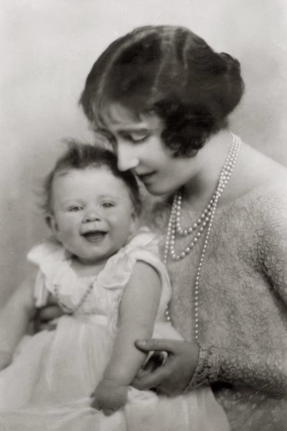 1. Không thể phát âm được tên của mình. Thời thơ ấu, nữ hoàng Elizabeth II được mọi người gọi bằng biệt danh Lilibet. Lý do là vì công chúa nhỏ chẳng thể phát âm được tên Elizabeth của mình. Vua Geogre VI rất yêu chiều hai cô con gái và nói: "Lilibet là niềm tự hào của tôi. Còn Margaret là niềm vui của tôi". Bức ảnh được chụp năm 1927, công chúa Elizabeth II chụp cùng mẹ, Công nương xứ York. Ảnh: VOV.