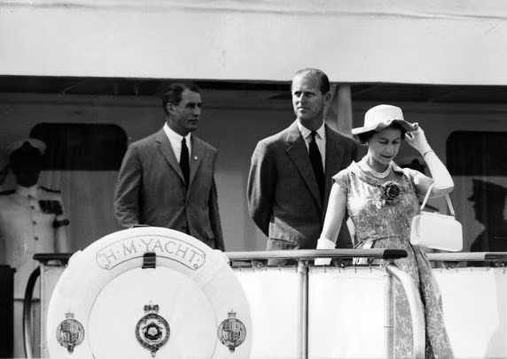 6. Rơi nước mắt khi chia tay du thuyền yêu thích. Nữ hoàng Elizabeth II rất yêu chiếc du thuyền hoàng gia có tên Britannia. Đây cũng là chiếc du thuyền mà Công nương Diana và Thái tử Charles dùng trong tuần trăng mật. Đến năm 1997, Britannia không thể phục vụ gia đình Nữ hoàng được nữa do “tuổi tác”. Elizabeth II đã lén lau nước mắt khi công bố tin trên tại một buổi lễ. Ảnh: Vietnamplus.