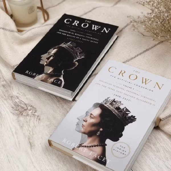 "The crown" của Robert Lacey. Đây là một trong những tác phẩm nổi tiếng của nhà sử học người Anh Robert Lacey. Cuốn sách đã tái hiện toàn bộ sự nghiệp kéo dài gần 70 năm của Nữ hoàng Elizabeth II từ khi bà mới lên ngôi. Ảnh: Robert Lacey.