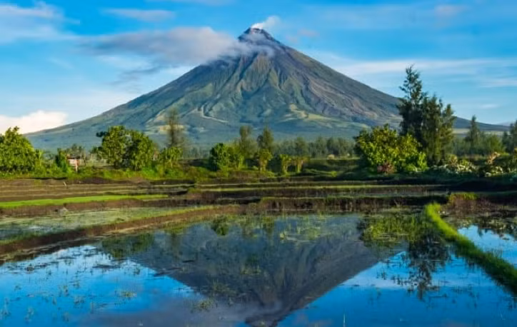 Mayon, ngọn núi lửa hoạt động mạnh nhất ở Philippines, có hình nón đối xứng hoàn hảo. Ảnh: Shutterstock.