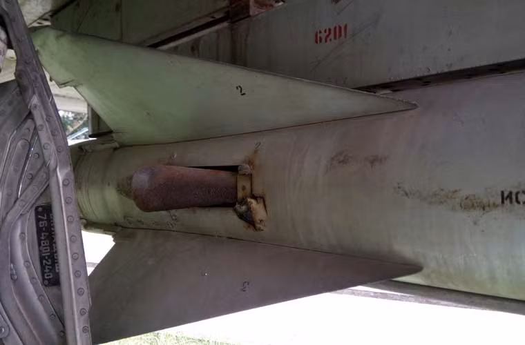 Cận cảnh một trong hai vòi phun dọc thân đạn tên lửa K-5.