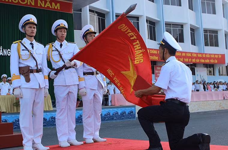 Đại diện học viên khóa 55 tuyên thệ dưới Quân kì.