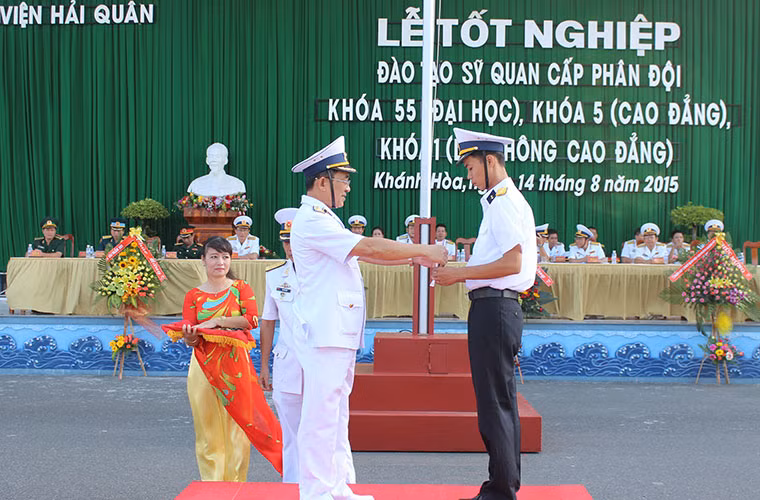Chuẩn Đô đốc Ngô Quang Tiến – Giám đốc Học viện Hải quân trao bằng tốt nghiệp cho học viên.