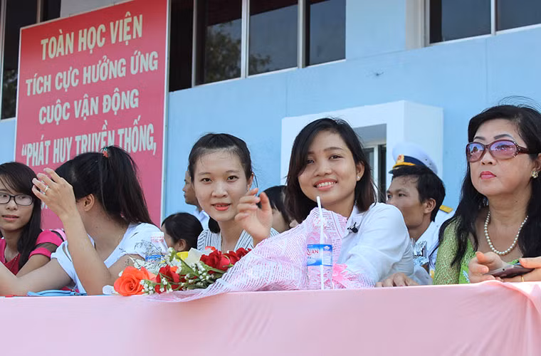 Người thân gia đình học viên trên khán đài danh dự.