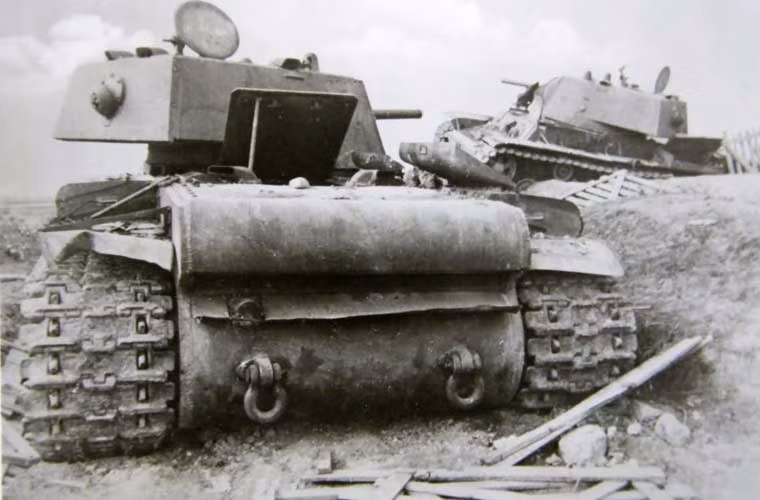 Không ít xe tăng KV-1 đã bị bỏ lại chiến trường hoặc bị tích thu vì hỏng hóc kĩ thuật. Ví dụ, như trong những trận đánh tháng 8/1941, sư đoàn xe tăng hạng nặng số 10 mất 56 trong tổng số 63 chiếc KV, trong đó chỉ có 11 chiếc bị bắn hạ, 11 chiếc mất tích và tới 34 chiếc bị bỏ lại do trục trặc kỹ thuật. Còn tại Sư đoàn tăng 8, 43 trong số 50 chiếc KV bị mất thì chỉ có 13 chiếc bị bắn hạ, 2 chiếc bị sa lầy, 28 chiếc bị bỏ lại do tự hỏng.