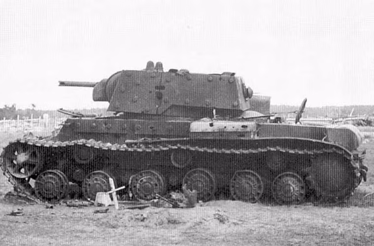 Bên cạnh đó, người Đức cũng không “dậm chân tai chỗ”, từ năm 1942, người Đức bắt đầu nâng cấp pháo chống tăng 75mm và 88mm đủ sức xuyên thủng giáp KV-1. Đến năm 1943, xe tăng hạng nặng Tiger 1 với pháo 88mm ra đời cùng giáp dày, KV-1 đã không còn là đối thủ của tăng Đức. Trong khi pháo 88mm của Tiger đủ khả năng xuyên thủng KV-1 thì tăng KV không đủ khả năng làm điều tương tự với pháo 76mm.