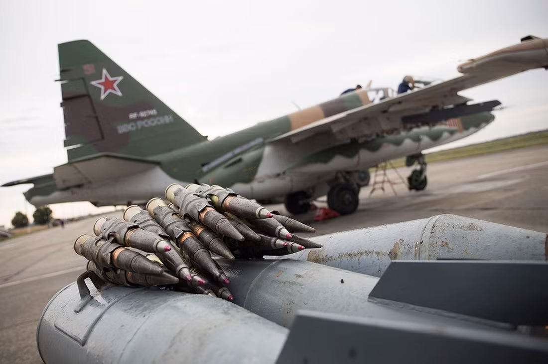 Giống như cường kích cơ A-10 của Mỹ, vũ khí chính của Su-25 cũng là một khẩu pháo tự động 30mm. Tuy nhiên khẩu pháo của Su-25 lại là pháo tự động hai nòng, cung cấp hỏa lực cực kỳ dày đặc. Nguồn ảnh: BMDP.