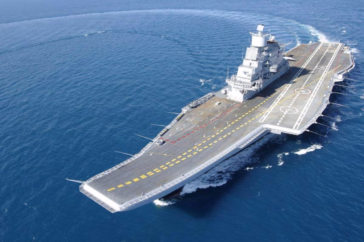 Hiện tại, loại chiến đấu cơ duy nhất mà Ấn Độ đang sử dụng trên tàu sân bay INS Vikramaditya là MiG-29K do Nga sản xuất. Loại tiêm kích hạm này có trọng lượng cất cánh tối đa lên tới 24,5 tấn. Nguồn ảnh: Forces.