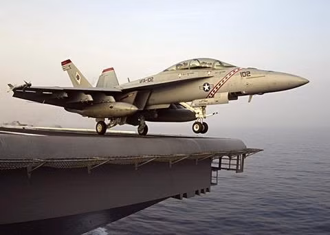 Tiêm kích F/A-18 được biết tới như là phi cơ hạm hiện đại bậc nhất của Không quân Hải quân Mỹ hiện nay. Tuy nhiên từ trước tới nay, loại máy bay này chỉ làm nhiệm vụ từ các tàu sân bay hạt nhân của Hải quân Mỹ. Nguồn ảnh: Pinterest.