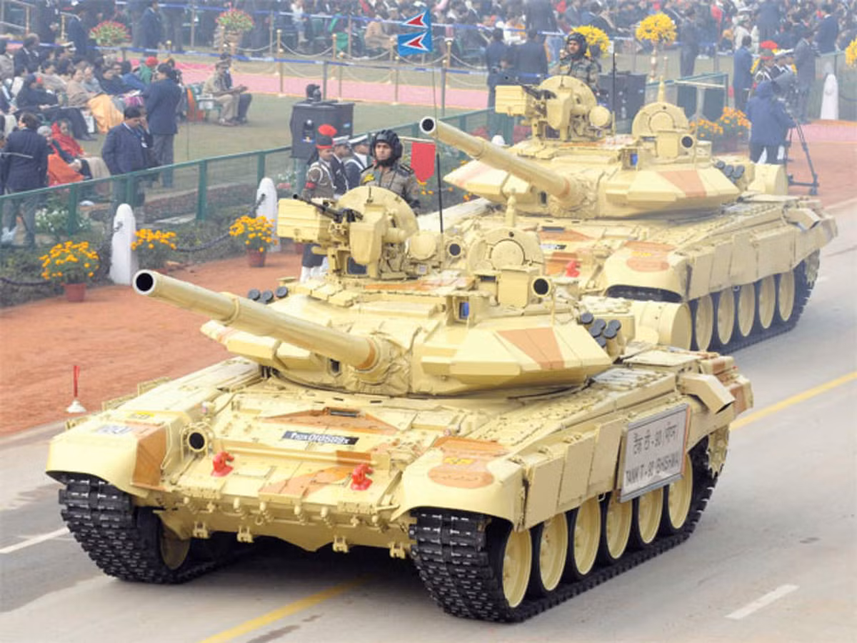 Ấn Độ hiện cũng đã là khách quen mua xe tăng chủ lực T-90 của Nga. Tổng số xe tăng T-90 trong biên chế quân đội Ấn Độ hiện tại còn nhiều hơn số xe tăng T-90 phục vụ trong quân đội Nga. Nguồn ảnh: Pinterest.