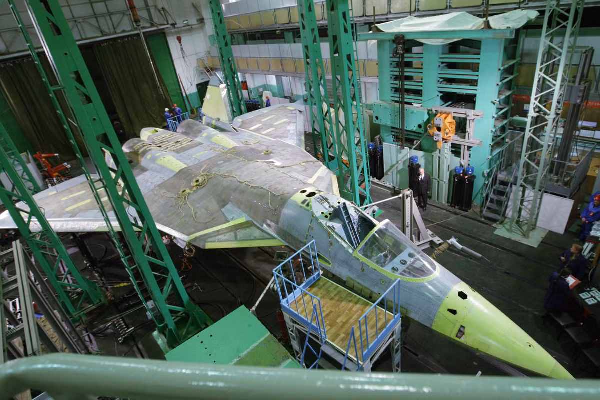 Trước khi được sơn, toàn bộ phần vỏ của chiếc chiến đấu cơ Su-57 đều có màu vàng khá bắt mắt và nổi bật. Nguồn ảnh: BMDP.