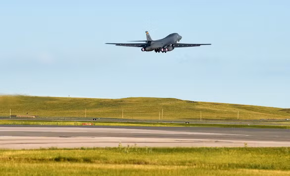 Máy bay ném bom B-1B Lancer của Không quân Mỹ cất cánh từ đảo Guam. Nguồn ảnh: USAF.