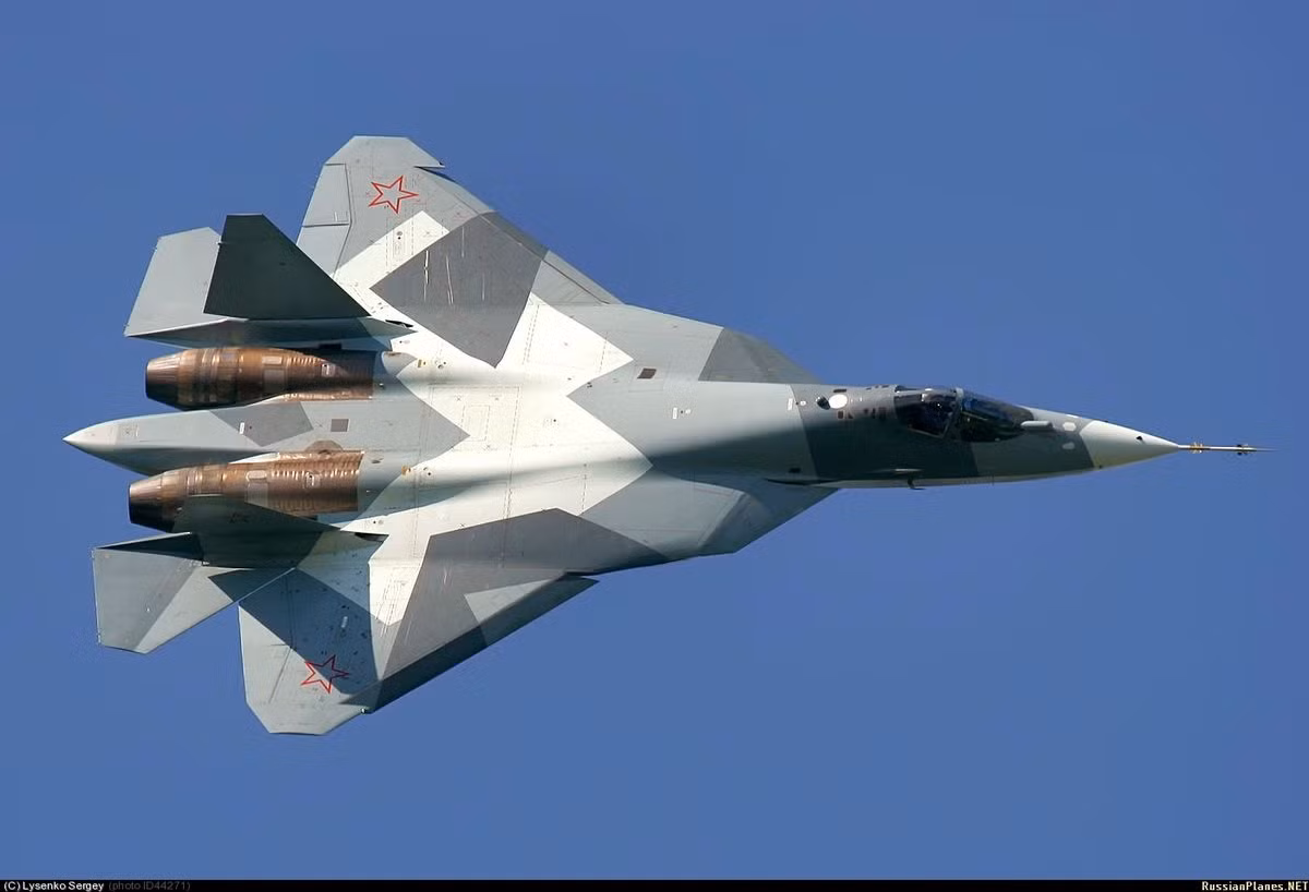 Hồi đầu năm 2020 vừa rồi, thế giới cũng đã bất ngờ khi Nga tuyên bố có thể bán tiêm kích Su-57E bản xuất khẩu ra nước ngoài. Việc cho ra đời một phiên bản khác trong khi bản thân Su-57 vẫn chưa hoàn thiện cho thấy tốc độ làm việc rất khẩn trương của người Nga trong chương trình tiêm kích này. Nguồn ảnh: BMDP.