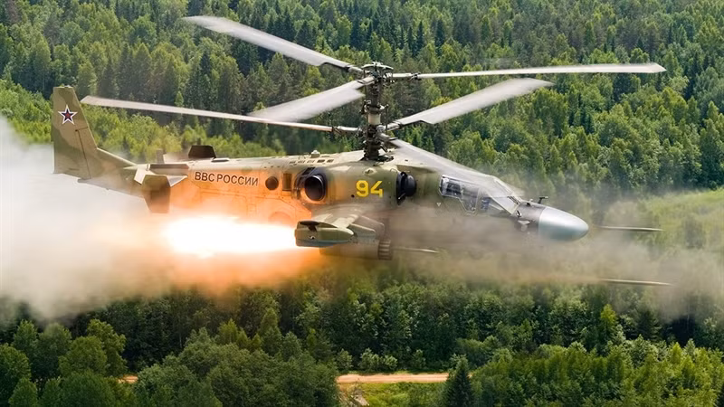Ngoài ra, Ka-52 có một lợi thế quan trọng hơn hẳn AH-64, đó là khả năng phóng tên lửa diệt hạm Kh-35. Tên lửa Hellfire cũng có thể sử dụng tấn công các mục tiêu mặt nước, nhưng Hellfire chỉ có thể tiêu diệt những tàu đổ bộ cỡ nhỏ, xuồng tuần tra trong khi đó, Ka-52 có thể diệt được những con tàu hàng ngàn tấn chỉ với 1 phát bắn.