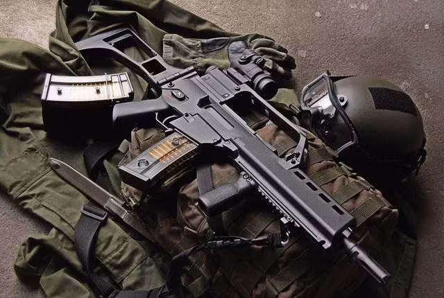 HK G36 sử dụng cơ chế nạp đạn bằng khí nén với hệ thống trích khí ngắn, pít tông nối gián tiếp với thoi nạp đạn thông qua thanh truyền động nằm trong một lò xo, pít tông này sẽ xả lượng khí trích hướng về phía trước chứ không hướng về phía xạ thủ. Thoi nạp đạn xoay của HK G36 có 7 móc khóa viên đạn cố định vào khoang chứa đạn.