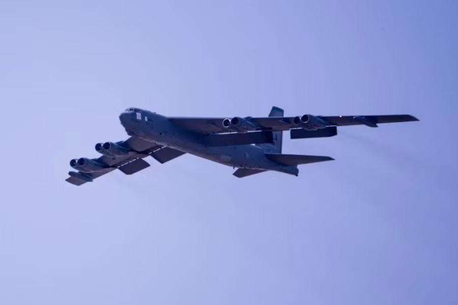 Sau đó, máy bay ném bom chiến lược B-52 cũng được Mỹ bố trí tại Trung Đông. Bộ Quốc phòng Mỹ tuyên bố, động thái này nhằm đề phòng các cuộc tấn công tiềm tàng từ lực lượng dân quân do Iran hậu thuẫn.
